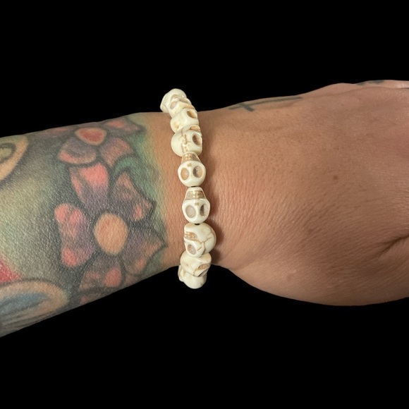 White Turquoise Skull Beaded Bracelet - Picture 2 of 3